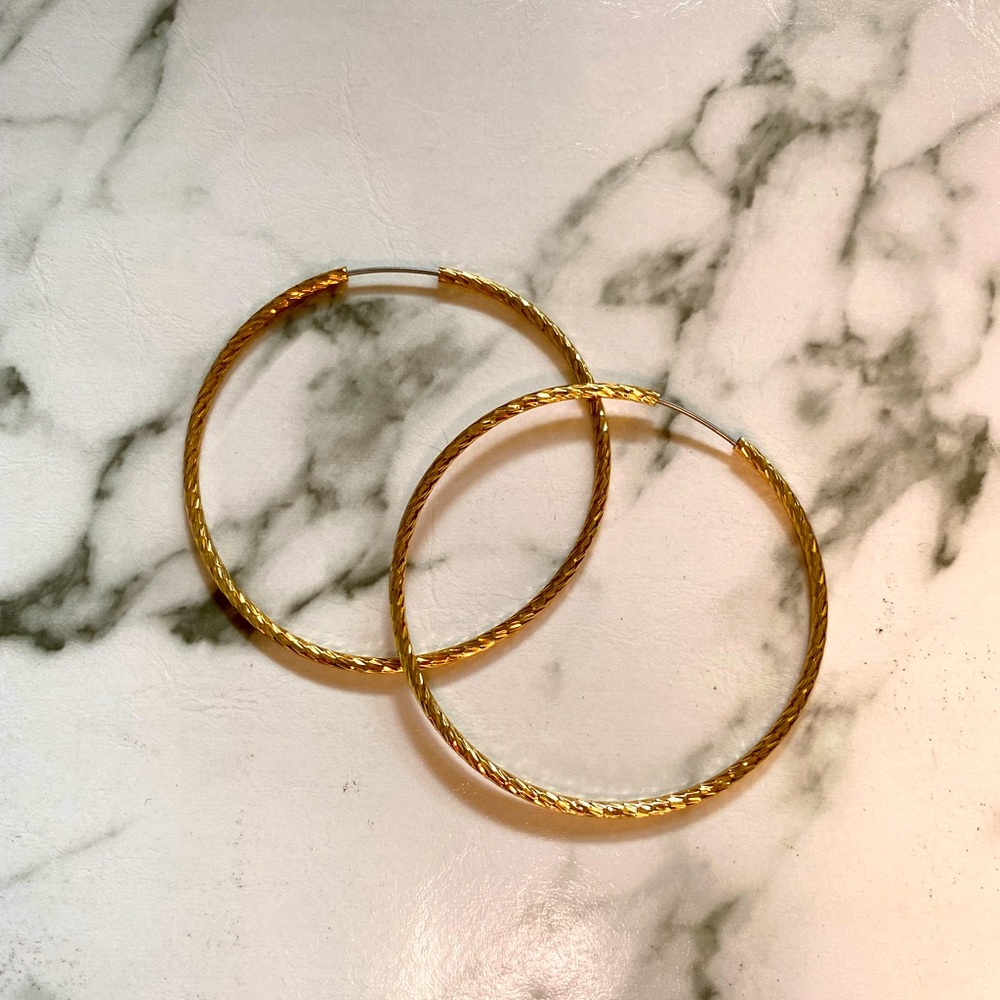 3/10! Good hoop earrings